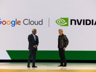 Thomas Kurian, CEO Googlu, a Jen-Hsun Huang, prezident Nvidie, během keynote