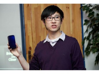 Filip Zhang (terminal director ZTE) při uvádění nového telefonu