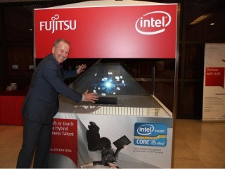 Radek Sazama, generální ředitel společnosti Fujitsu Technology Solutions pro ČR, SR a Maďarsko před 3D hologramem