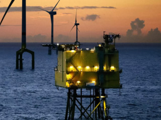 Vůbec první připojení k síti HVDC z větrné farmy na moři, konvertorová stanice BorWin1 v Severním moři