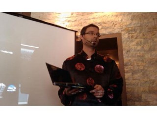Tomáš Hrzán ze Sony ukazuje novinku - Vaio VPCZ13Z9E/X