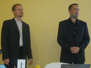 Vlevo Tomáš Chrastil, ředitel TCL Mobile SAS pro ČR a SR a vpravo Lukáš Rotter, marketingový manažer distribuční společnosti Setos