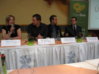 Zleva sedí Hana Rošická, Internet Info, Michael Hovorka, Podnikatel.cz, Dalibor Zehnal, FlexiBee Systems a Petr Ferschmann, FlexiBee Systems