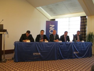 Zleva sedí Marcel Divín, Roman Vejražka, Jason Savage, David Šedina a Karel Grábl
