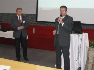 Vlevo Martin Procházka, ředitel společnosti OKsystem, vpravo moderátor Petr Koubský