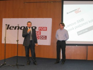 Vlevo Petr Toman (country manažer společnosti Lenovo), vpravo Josef Chvála (SMB sales representative společnosti Lenovo)