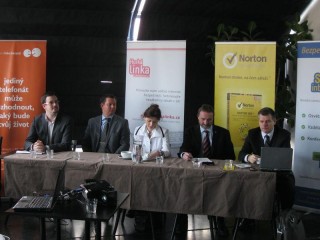 Zleva Ctibor Jappel (O2), Patrick Müller (Symantec), Monika Šimůnková (zmocněnkyně vlády pro lidská práva), Miroslav Antl (senátor ČR), Václav Mach (Microsoft)