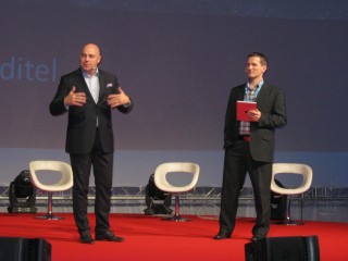 Vlevo Jiří Devát, generální ředitel Cisco Česká republika, vpravo Vladimír Kořen, moderátor