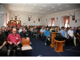 Účastníci netrpělivě očekávají začátek přednášky. Na mnoho z nich se s místem nedostalo.