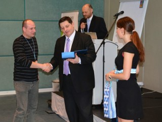 Michal Stachník z VMware předává ocenění Zdeňkovi Kuchařovi z AutoContu