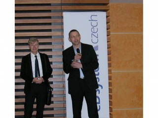 Uprostřed ředitel společnosti eD' system Czech Radim Galvánek, napravo Milan Hrabovský ze společnosti Microsoft