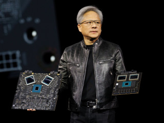Jensen Huang, CEO společnosti Nvidia, představuje akcelerátor B200 a "superčip" GB200