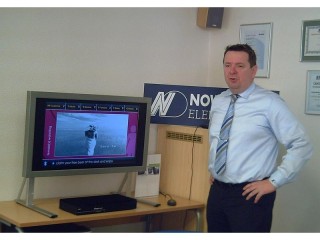 Libor Hrubý, obchodní manažer společnosti Nowatron, předvádí LCD displej s rozeznáváním přihlížejících