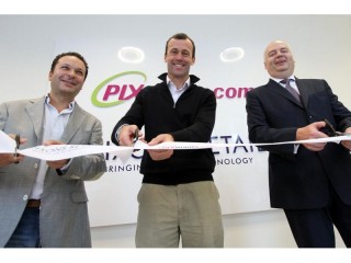 Spoluzakladatel Pixmania Steve Rosenblum (vlevo), generální ředitel Dixons Retail John Browett (uprostřed) a náměstek primátora města Brna Oliver Pospíšil (vpravo)