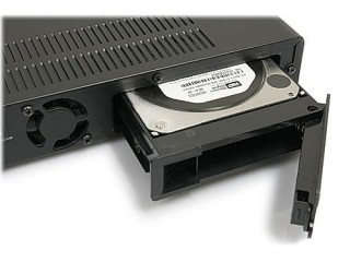 Do těla R3250 lze připojit disky s kapacitou až 4 TB