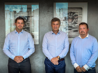 Uprostřed Martin Cígler, CEO Solitea, se zástupci společnosti Gesteem Society Zdeňkem Noskem (vlevo) a Janem Skřivánkem (vpravo)