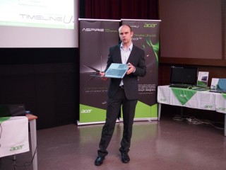 Lubomír Perůtka, produktový ředitel Aceru drží ultrabook Aspire M5