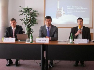 Zleva sedí Marcel Procházka, Kamil Levinský a Kamil Chalupa