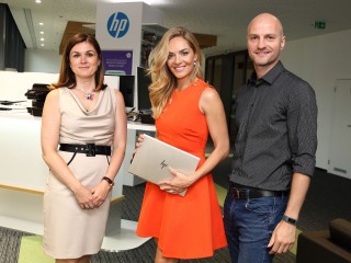 Zleva Erika Lindauerová, generální ředitelka HP,  Taťána Gregor Brzobohatá a Tomáš Kvašňovský, marketing manager HP pro PC
