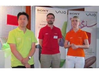 Uprostřed Tomáš Hrzán, Trade Marketing Manager Sony Vaio, představil notebooky pro léto 2011