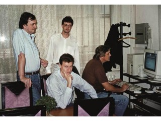 Miroslav Trnka (v strede dole), Peter Paško (vlavo hore) a Rudolf Hruby (vpravo u PC)