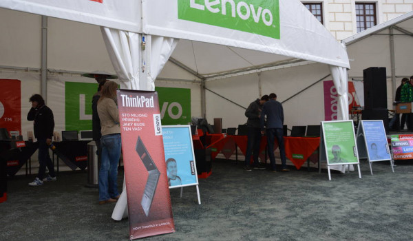 Nádvoří zámku patřilo Lenovu, generálnímu partnerovi akce 