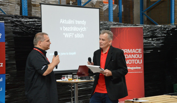 Vlevo Jaromír Čihák ze společnosti MikroTik s moderátorem