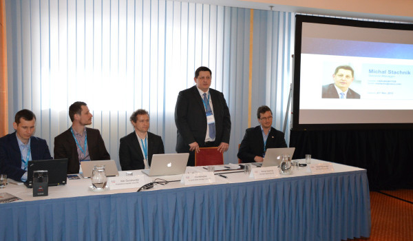Uprostřed stojí Michal Stachník, generální ředitel Cisco ČR