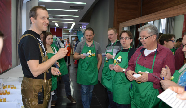 Vlevo Martin Wanke, marketingový ředitel AT Computers, při jedné ze soutěží