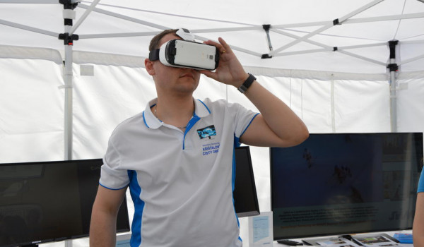 Virtuální realitu mohli návštěvníci okusit pomocí brýlí a Samsungu S6