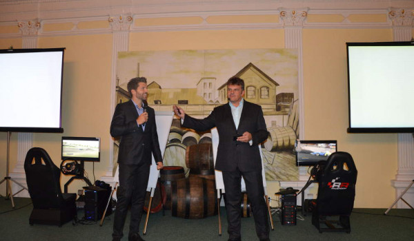 Na pódiu zářil moderátor Nasty Petr Cerha a s ním i Petr Pavlíček, obchodní a marketingový ředitel společnosti Tech Data