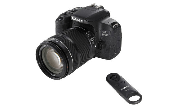 Canon EOS 800D s dálkovým ovladačem a objektivem EF-S 18-55mm f/4-5.6 IS STM