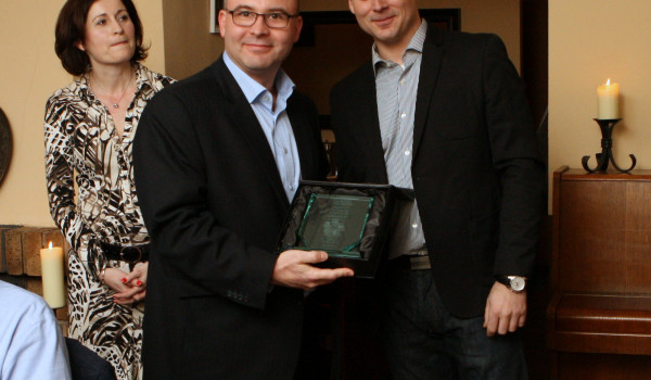 1. místo ve VAD kategorii pro Azlan - přebírá Tomáš Cígler z Tech Data Distribution (vlevo)