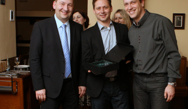 1. místo za Českého a Slovenského IT distributora roku - přebírají Petr Vaněk (vlevo) a Martin Wanke (vpravo)