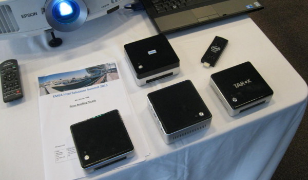 Čtveřice počítačů NUC a Intel Compute Stick (vpravo nahoře)