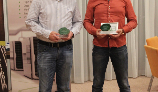 Ocenění pro slovenské partnery převzali (zleva) Miroslav Karell (Vision IT Solutions) a Milan Rovčanín (CDP)