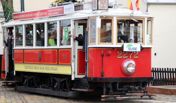 Příjezd účastníků historickou tramvají