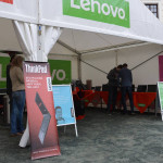 Nádvoří zámku patřilo Lenovu, generálnímu partnerovi akce 