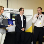 Regionální ředitelka Axis pro východní Evropu, Anna Forsberg, předává ocenění Davidu Capouškovi ze společnosti Netrex