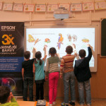 I děti ve druhé třídě s projektorem rádi pracují