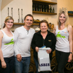 Vlevo Kateřina Vymazalová, vedoucí marketingového odddělení ASBIS CZ, při předávání tomboly