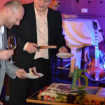 Michal Stachník, ředitel VMware pro ČR a SR, krájí narozeninový dort