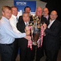 Pan Taba, prezident Epson Europe, s pohárem Manchesteru United
