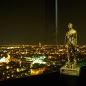 Zlatá soška pro vítěze a noční panoráma Prahy