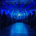 Podmanivá světelná show zahájila konferenci