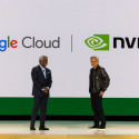 Thomas Kurian, CEO Googlu, a Jen-Hsun Huang, prezident Nvidie, během keynote