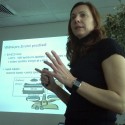Šárka Sakařová, produktová manažerka Xerox vysvětluje na tiskové konferenci výhody nových strojů