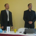 Vlevo Tomáš Chrastil, ředitel TCL Mobile SAS pro ČR a SR a vpravo Lukáš Rotter, marketingový manažer distribuční společnosti Setos