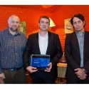 Roman Cabálek (vlevo), generálního ředitele společnosti Microsoft, Pavel Markalous (uprostřed), výkonný ředitel společnosti Webcom a David Frantík (vpravo), manažer divize podnikových řešení Microsoft Dynamics