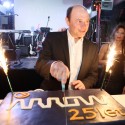 Boris Nevrlý, ředitel Arrow ECS, při nakrojení dortu